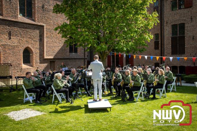 Volle terrassen, bruisende kleedjesmarkt en sportieve Wallenloop: Elburg leeft tijdens koningsdag! - &copy; NWVFoto.nl